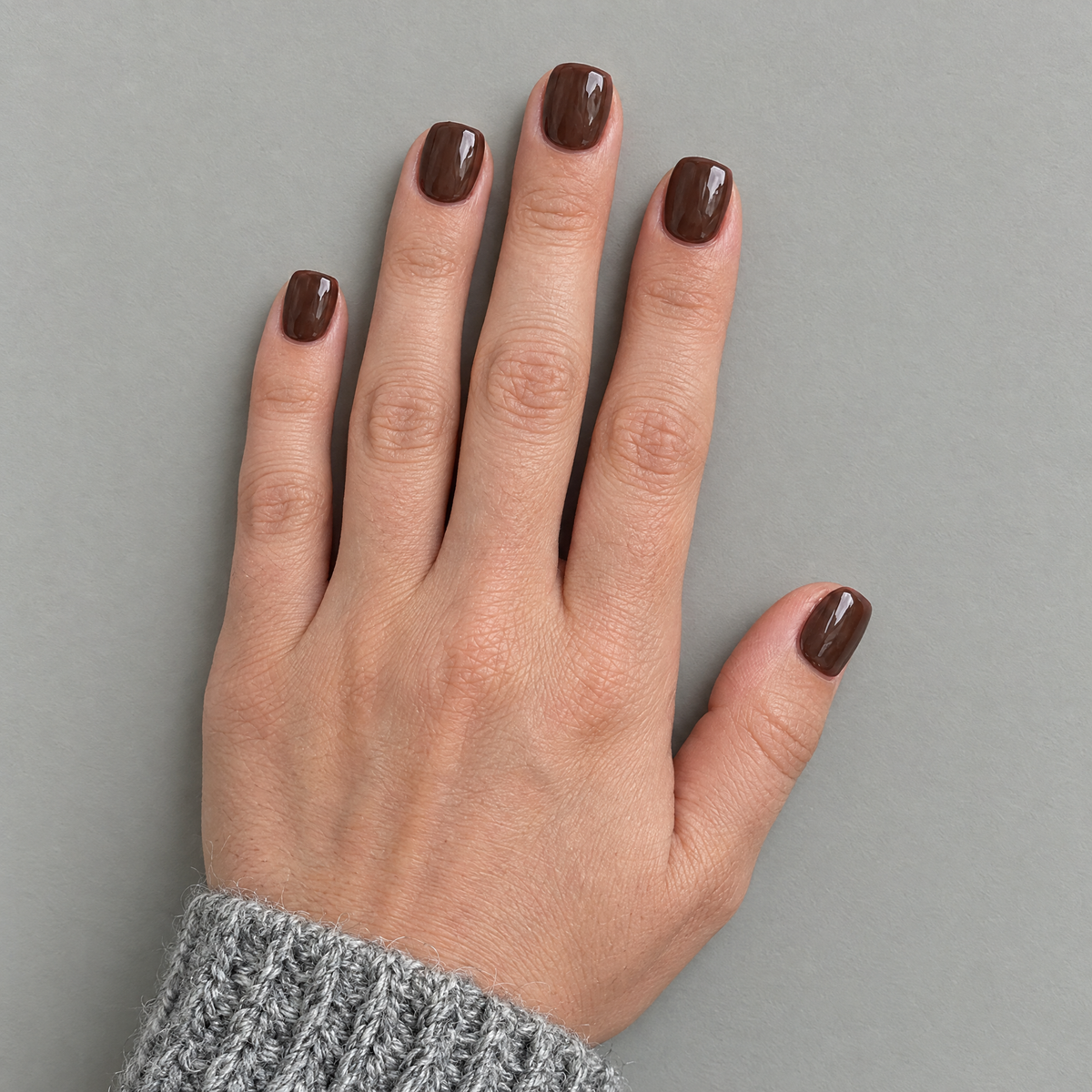 Mochaccino (Extra-Short) press-on nails in an overhead flat lay matching the original model and sleeve